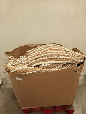 une boîte en carton qui contient des trucs