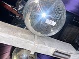 une boule à facettes suspendue au plafond d'une pièce