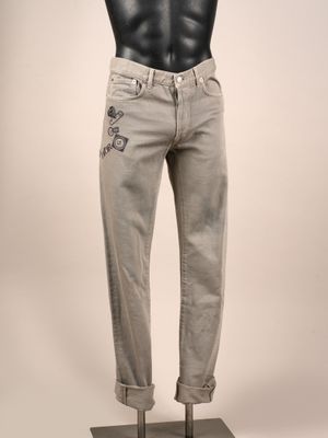 le mannequin porte un jean orné d'un crâne et d'une croix