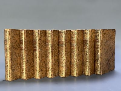 cinq livres alignés les uns à côté des autres
