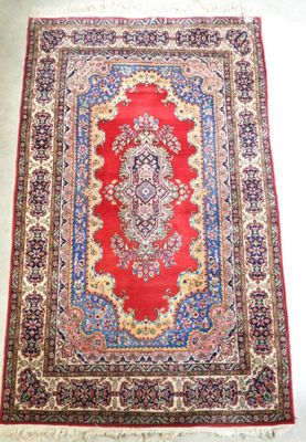 un tapis rouge et bleu à motifs de médaillons