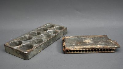 Moule à chocolat et moule à cigarettes en chocolat en fer.