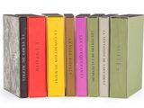 un tas de livres empilés les uns sur les autres sur une surface blanche