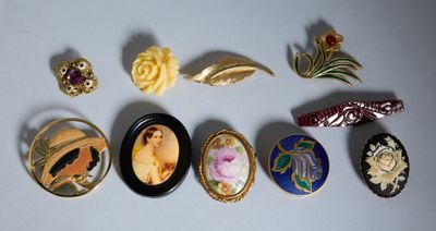 de nombreux types de broches différents posés sur la table
