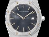 une image d'une montre en gros plan sur fond noir