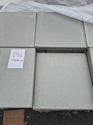 Lot d'environ 35m2 de carrelage , couleur gis .