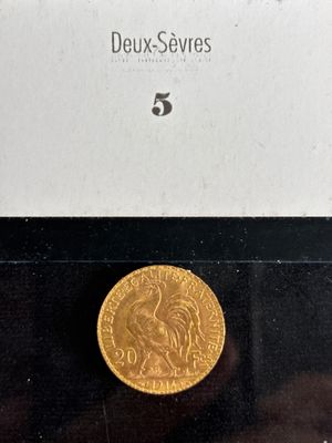 un gros plan d'une pièce d'or dans une boîte posée sur une table