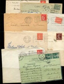 Plusieurs vieilles lettres sont empilées les unes sur les autres sur une surface noire