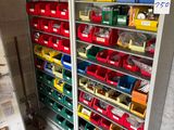 de nombreux bacs sur les étagères du garage