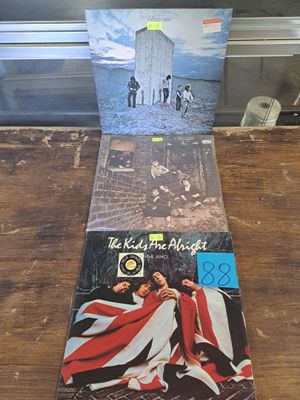 une photo d'un livre posé sur une table, avec une photo des Beatles
