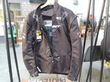 une veste suspendue à un portant dans un magasin