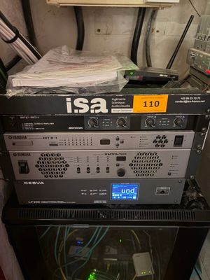 Plusieurs appareils électroniques sont empilés les uns sur les autres dans une pièce