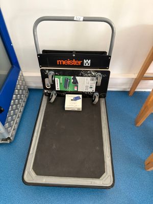 une photo d'un tapis de course avec une télévision en arrière-plan
