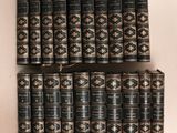 Les livres sont empilés sur une étagère dans un coin de la pièce.