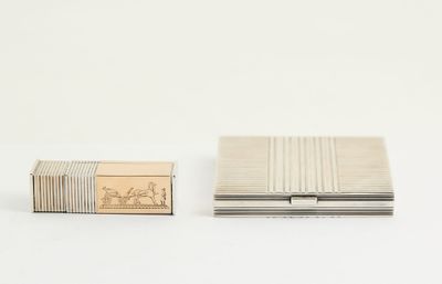 un petit étui à cigarettes en argent et un petit étui à cigarettes en argent