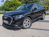 La nouvelle Audi QX est garée sur le bord de la route.
