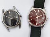 deux montres assises l'une à côté de l'autre sur une surface blanche