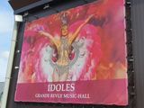 a sign on the side of a building that says idoles