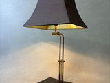 une image d'une lampe de table avec un abat-jour noir