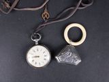 deux horloges posées sur une table noire