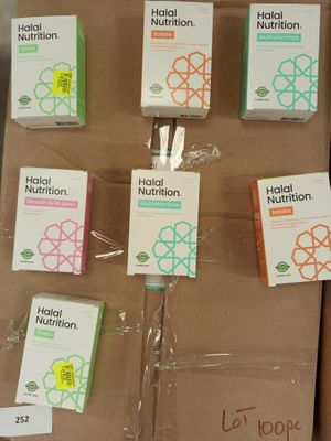 plusieurs boîtes de nourriture posées sur une table recouverte d'un film plastique
