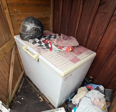 un réfrigérateur en panne dans un coin de la pièce