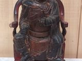 statue représentant un homme assis sur une chaise, avec un chien sur les genoux