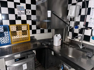 une photo d'une cuisine dont le mur est en damier
