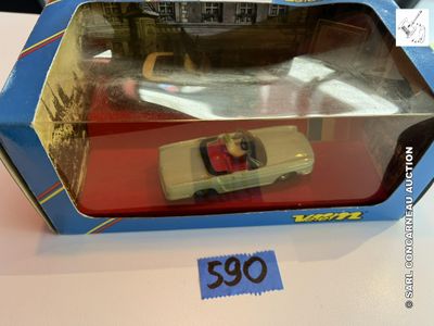 une boîte contenant une petite voiture posée sur une table