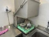 une petite cuisine équipée d'un évier et d'un lave-vaisselle