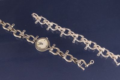 une chaîne en argent à laquelle est accrochée une montre