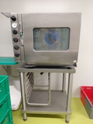 une image d'un four commercial dans une cuisine