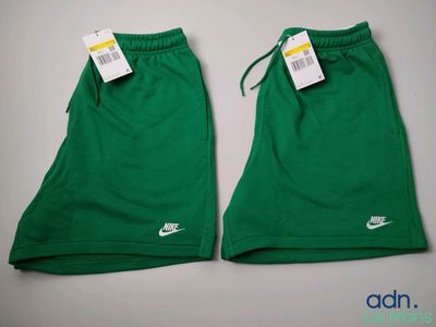 un short Nike vert avec ses étiquettes encore attachées