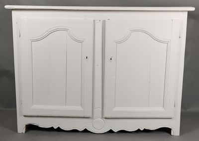 une photo d'une armoire blanche surmontée d'un miroir