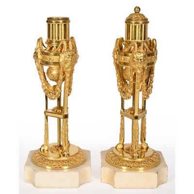 paire de vases plaqués or sur socles en marbre, munis d'anses et de poignées
