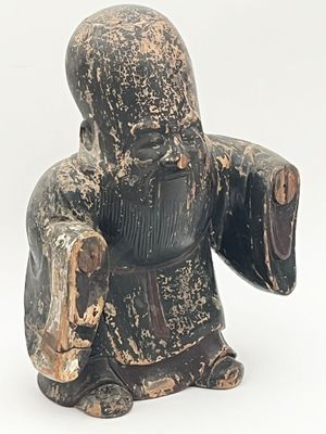 statue d'un homme tenant un sac dans ses mains