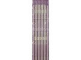 un lot de six aiguilles à tricoter violettes dans un emballage