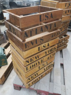 plusieurs caisses en bois empilées les unes sur les autres sur une palette