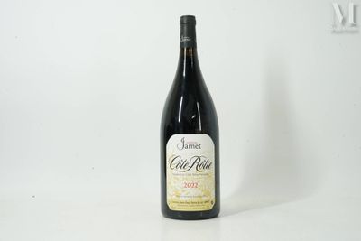 une bouteille de vin posée sur une table