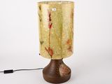 une lampe posée sur une table et munie d'un cordon