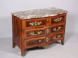 une commode à dessus de marbre sur fond blanc