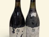 deux bouteilles de vin posées l'une à côté de l'autre sur une table