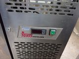a machine that is sitting on the floor in front of a wall