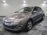 la photo d'une voiture grise garée dans un garage