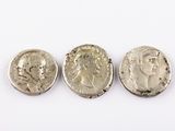 trois pièces de monnaie romaines antiques sur fond blanc
