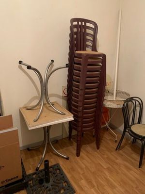 une pile de chaises et une table dans un coin de la pièce