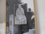 une photo d'une femme debout devant la photo d'un homme