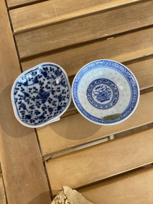 un petit bol et un autre petit bol posés sur une table en bois
