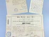 trois documents de l'armée de l'air américaine sont posés sur une surface bleue