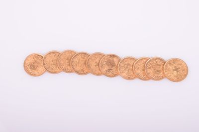 gros plan d'un paquet de pièces de monnaie sur une surface blanche
